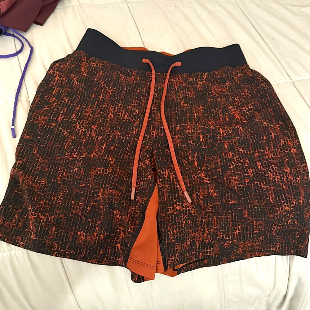 Lululemon T.H.E Shorts 7” inseam linerless. Size medium brown pattern.